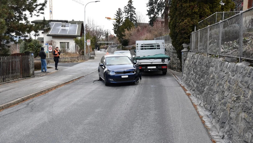 Drei Fahrzeuge beteiligt: Durch die Kollision prallt das Auto eines 81-Jährigen in einen Lieferwagen.