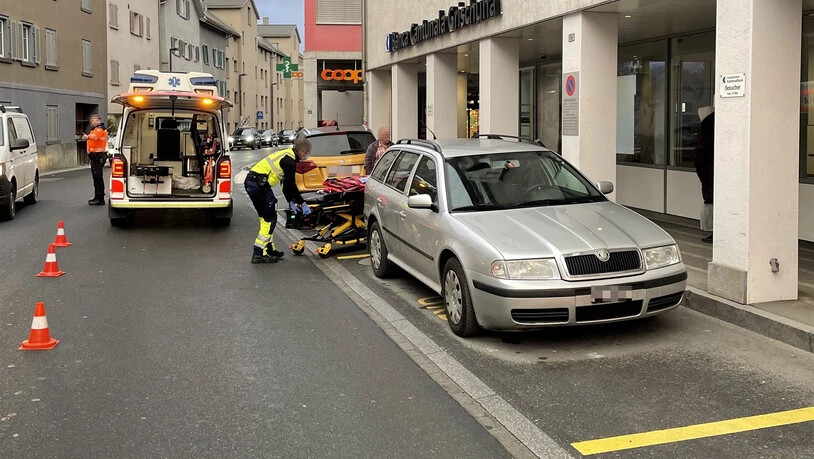 Kollision in Domat/Ems: Eine Frau wartete neben ihrem geparkten Auto, um ein anderes Auto vorbeifahren zu lassen, diese kollidierte jedoch mit der Frau.