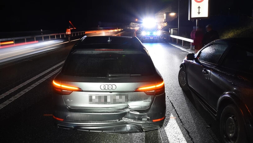 Auffahrunfall: Ein 34-jähriger Autofahrer bemerkte den Stau beim Isla-Bella-Tunnel zu spät und kollidierte mit einer Autofahrerin vor ihm.