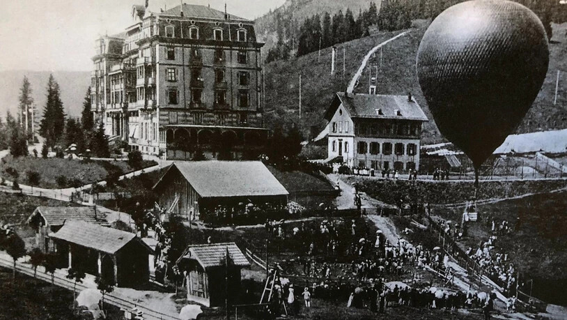 Ein Schauspiel: Beim Ballonstart beim Hotel «Rigi First» am 1. August 1900 um 13.35 Uhr standen die Fotografen bereit. Die unerwartete Landung von Ballonfahrer-Kapitän Eduard Spelterini (1852 bis 1931) auf der Glarneralp Ennetsewen ob Haslen konnte hingegen niemand festhalten.