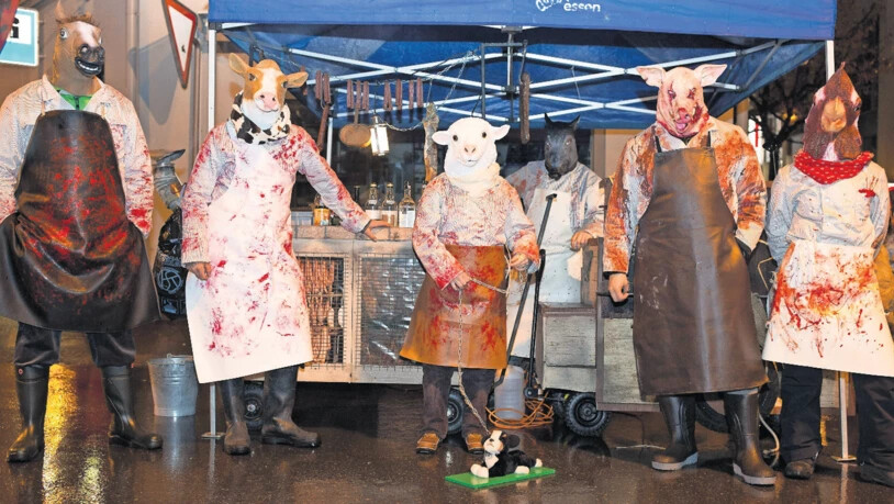 Nichts für Veganer: Diese Mottogruppe thematisiert am «Fädäli-Friitig» 2017 den menschlichen Fleischkonsum auf gruselige Art und Weise.