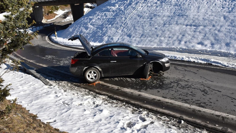 Zeugenaufruf: Nachdem ein Autofahrer einem Fussgänger ausweichen musste, prallte er in die Leitplanke. Der Fussgänger entfernte sich daraufhin vom Ort des Geschehens.