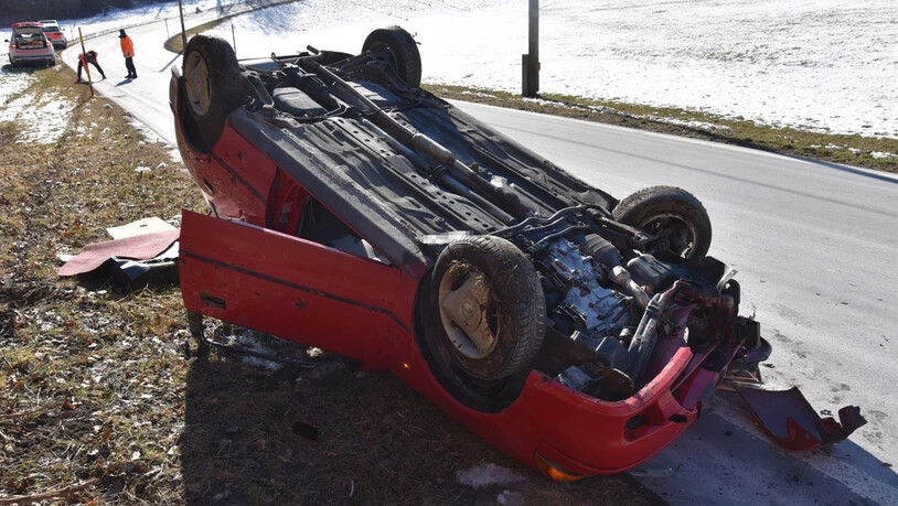 Grosser Sachschaden: Das Auto geriet rechts neben die Fahrbahn, prallte in einen Baumstrunk und kam auf dem Dach liegend am Strassenrand zum Stillstand.