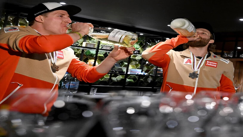 Nicht nur vergeuden: Raphael Haaser (links) und Marco Schwarz lassen sich nach ihren Medaillen den Champagner schmecken.