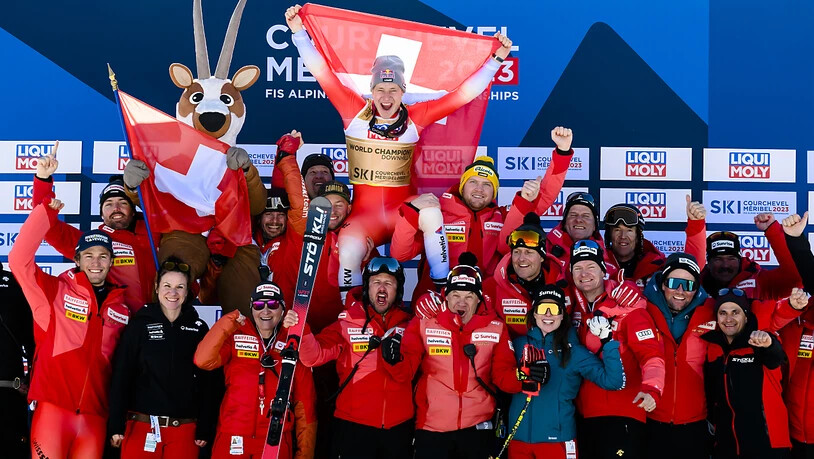 Das Schweizer Team lässt Marco Odermatt hochleben