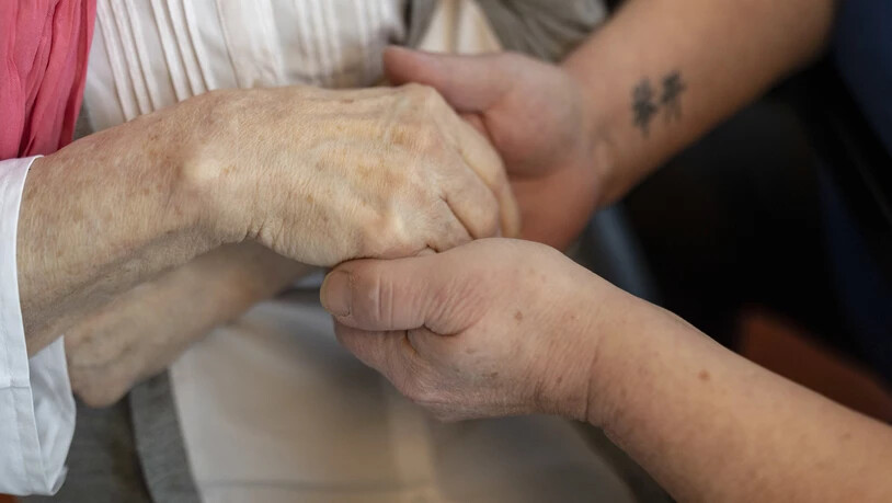 Dort lebt ihre demenzkranke Mutter.