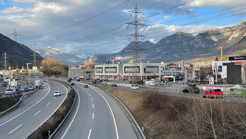Falschfahrerin auf der A13: Die Frau fuhr erst richtig auf die Autobahn auf, wendete ihr Auto dann aber auf der Höhe des Media Marktes.
