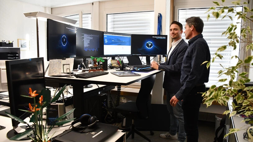 Zusammenarbeit: Christoph Scherer (links) und Mediensprecher Roman Rüegg vor der langen Computerzeile.