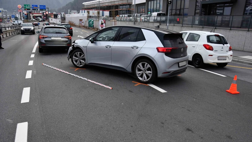 Zusammenstoss: Zwei Autos kollidieren in Chur seitlich miteinander. Es entsteht Sachschaden.