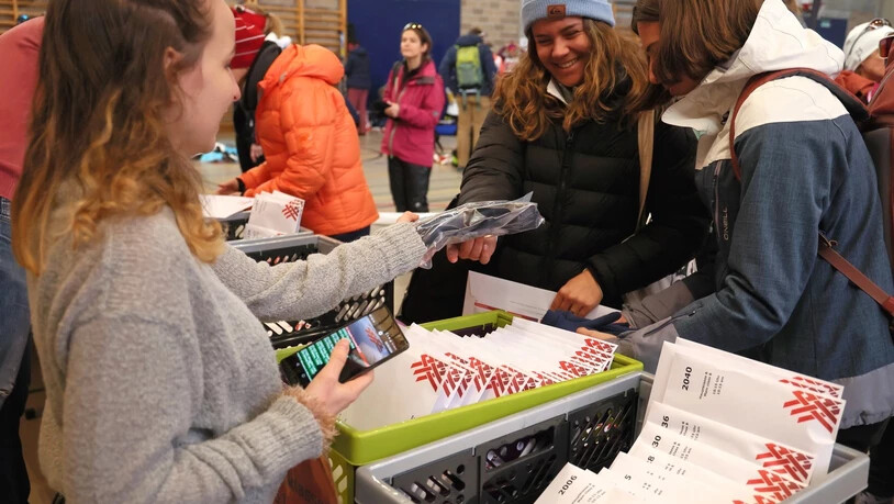 Abholbereit: Bevors zur Loipe geht, werden die Startnummern in Empfang genommen.
