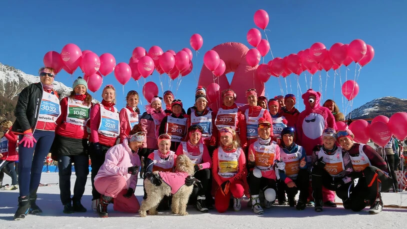 Für einen guten Zweck: Aus Solidarität mit Brustkrebsbetroffenen gehen die Frauen in pink nicht nur auf die Loipe, sondern sammeln zudem Spenden zugunsten der Krebsligen Zürich und Graubünden.