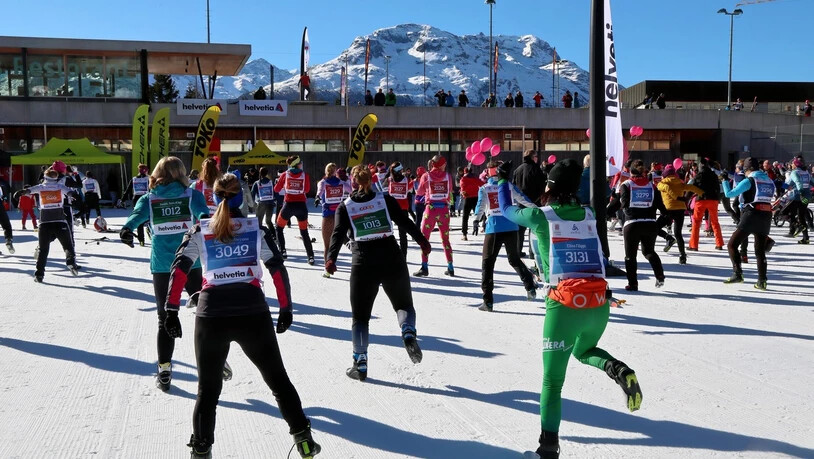 Vorbereitung: Die Frauen wärmen sich vor dem Rennen auf.