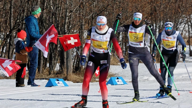 Unterstützung: Am Loipenrand tummeln sich einige Fans mit Schweizer Flaggen.