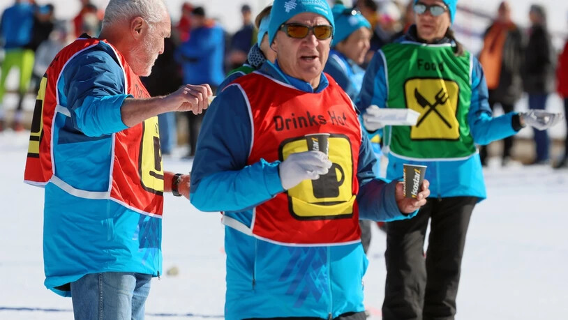 Verpflegung: Dieser Herr sorgt für genügend Flüssigkeit.