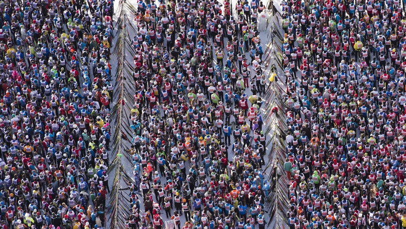 Menschenmassen: Am Engadiner tummeln sich die Läufer.