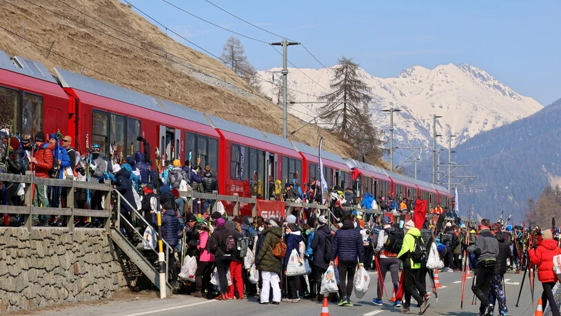 Lange Schlange: Nach dem Marathon folgt die Heimreise per Bahn.