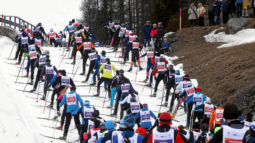 In Reih und Glied: Die Menschentraube bewältigt den Aufstieg im Stazerwald.