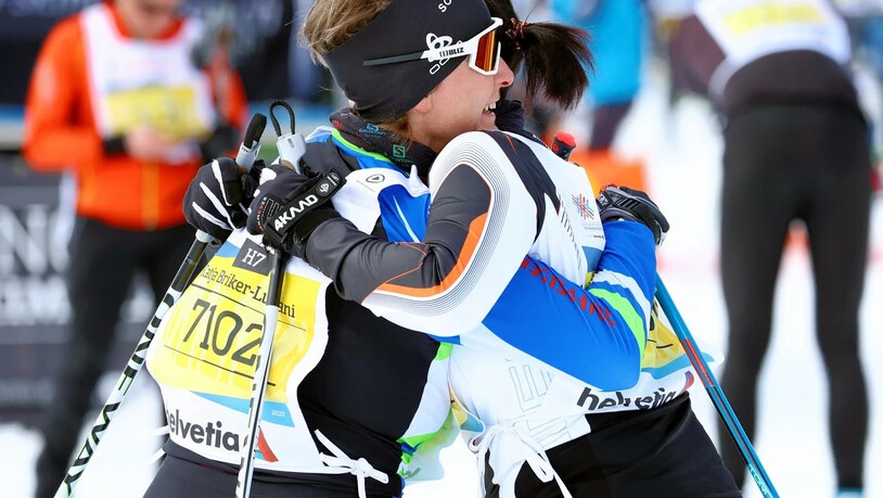 Herzliche Umarmung: Im Ziel wird einander gratuliert.