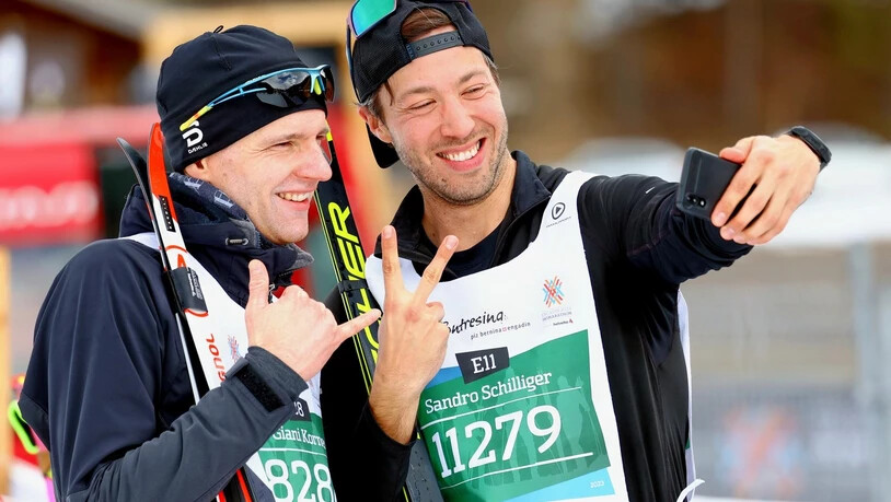 Ein Selfie im Ziel: Diese zwei Langläufer halten den Moment fest.