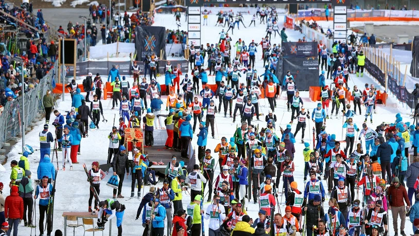 Grosser Aufmarsch: Im Ziel treffen viele Langläuferinnen und Langläufer zusammen ein.