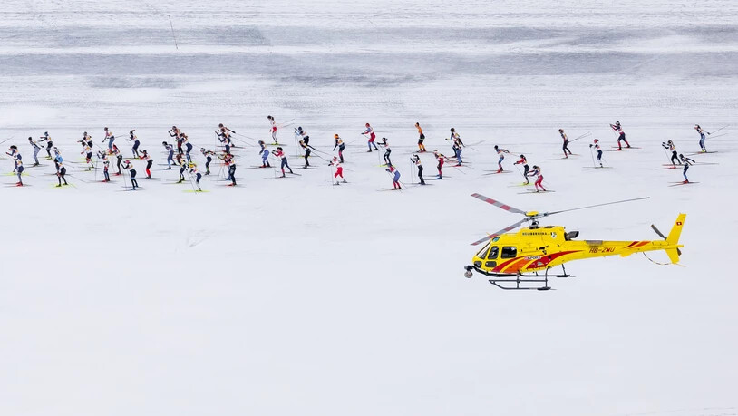 Begleitet vom Helikopter: Die Langläuferinnen und Langläufer gleiten über die Loipen.