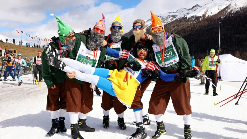 Posieren fürs Foto: Diese verkleideten Gäste haben sichtlich Spass.