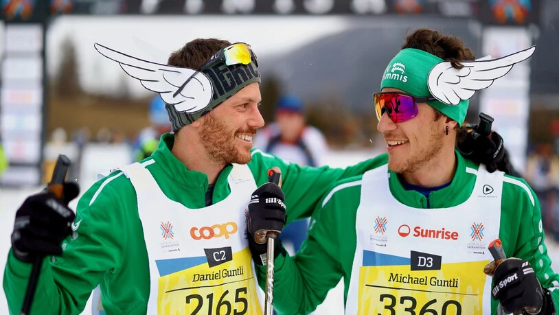 Lustiges Duo: Zwei Langläufer geniessen ihren Zieleinlauf.