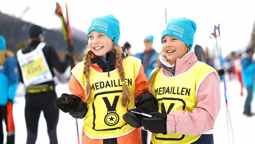 Medaillenverteilerin: Die beiden haben Freude an ihrer Arbeit.