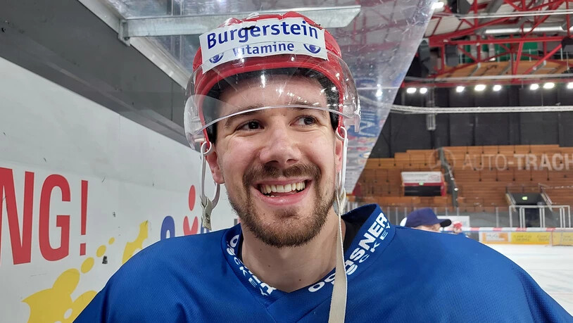 Mit einem Lächeln: Yannick-Lennart Albrecht gibt nach einem Training der Lakers auf der Spielerbank Auskunft.