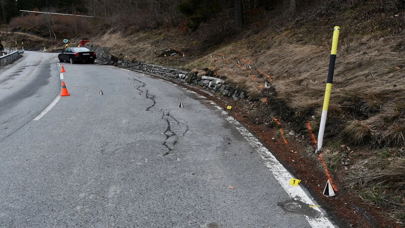 Über Böschung geraten: Der 23-Jährige kommt mit seinem Auto von der Strasse ab.