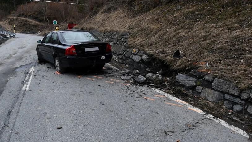 Totalschaden: Ein Autofahrer gerät bei der Malixerstrasse in Richtung Malix zu weit nach rechts und prallt in eine Stützmauer.