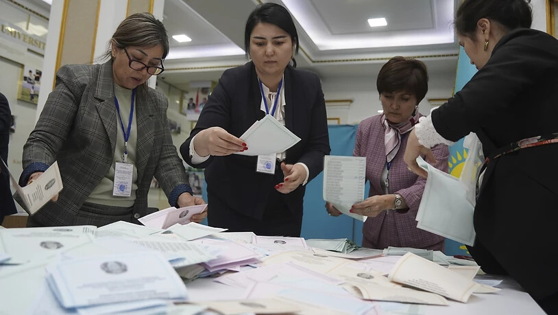 Mitglieder der Wahlkommission zählen die Stimmzettel in einem Wahllokal. Die Wähler in Kasachstan gaben am Sonntag nach einem kurzen, aber aktiven Wahlkampf ihre Stimmen für die Sitze im Unterhaus des Parlaments ab. Foto: Vladimir Tretyakov/NUR.KZ/AP