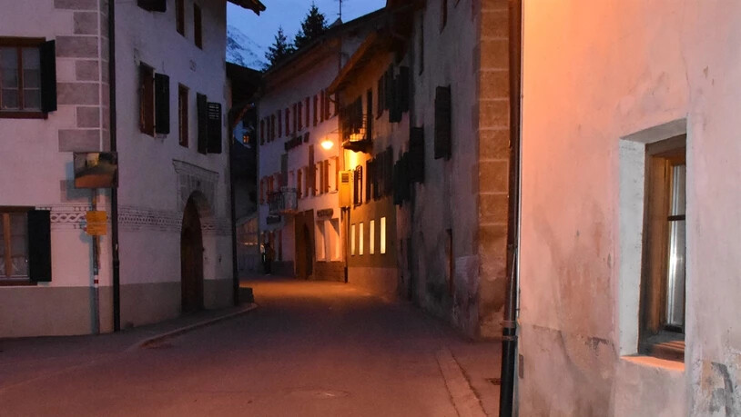 Ein Junge wird verletzt: Auf der Via Maistra in Sta. Maria Val Müstair kam es am Dienstag zu einem Zusammenprall zwischen einem Kickboardfahrer und einer Autofahrerin.