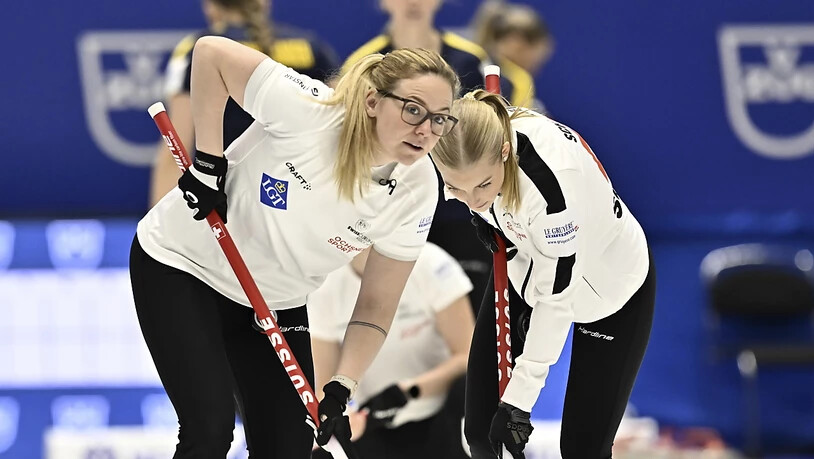 Alina Pätz (links) und Briar Schwaller-Hürlimann begleiten einen Stein