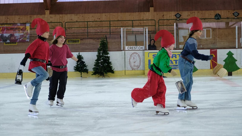Klein aber Oho: Die sieben Zwerge gleiten übers Eis.