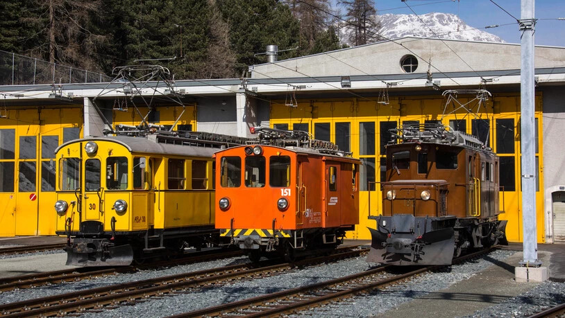 Abschied: Flankiert von zwei Berninabahn-Oldtimer wartet der De 2/2 151 im Bahnhof Pontresina auf den Verlad. 