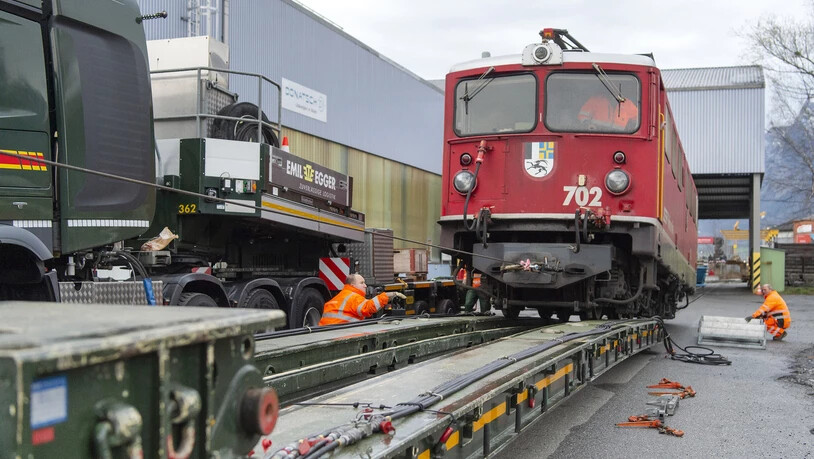 Die Lok 702 «Curia» der Rhätischen Bahn tritt am Donnerstag, 30. März 2023 eine Reise an: Sie wird von Landquart mittels Lastwagentransport ins Verkehrshaus der Schweiz in Luzern überführt.