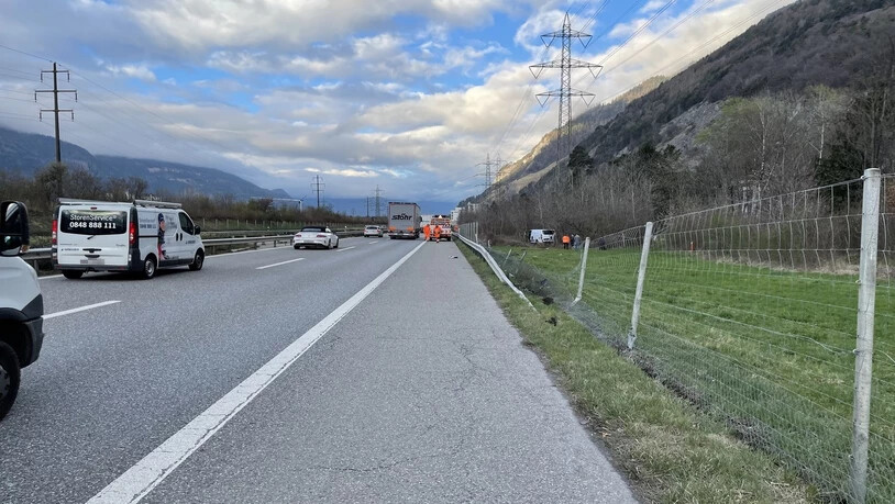 Neben die Fahrbahn geraten: Ein 30-Jähriger Lieferwagenfahrer verunfallt und muss ins Spital gebracht werden.