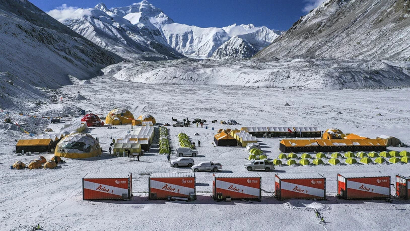 Vor der Hauptsaison am Mount Everest verzögert sich der Transport von Material für Bergsteiger. Helikopter sollen auf Anweisung der Lokalregierung für Expeditionsfirmen nur noch grosse Ausrüstungsgegenstände zum Basislager des welthöchsten Berges fliegen…