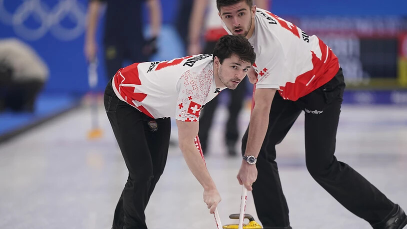 Benoît Schwarz (links) und Pablo Lachat beim konzentrierten Wischeinsatz