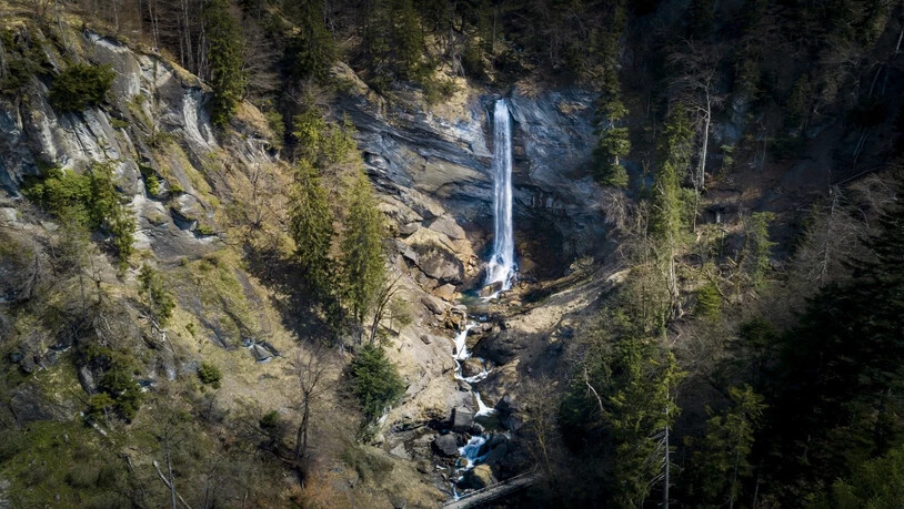 Eindrücklicher Anblick: Am Berschnerfall in Berschis stürzt das Wasser 46 Meter in die Tiefe.
