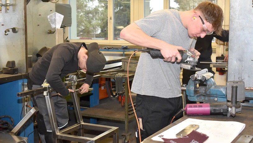 Einzelanfertigung: Andreas Rüegg (vorne) schleift an einem Bauteil, während Diego Büsser die Masse eines Stuhls überprüft.