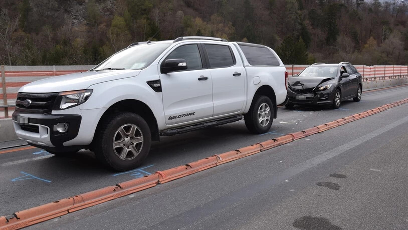 Beschädigte Fahrzeuge: Bei einer Auffahrkollision verletzten sich beide Unfallbeteiligten und mussten mit der Rettung abtransportiert werden.