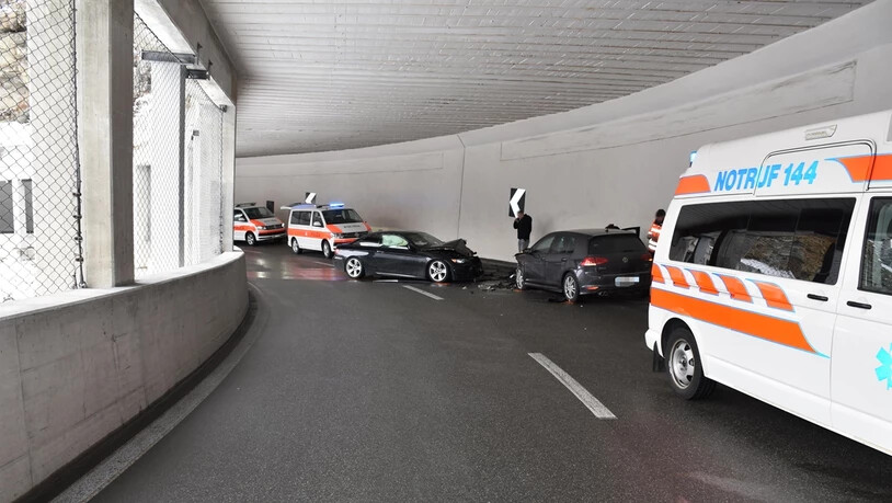 Total beschädigt in Zernez: Die beiden Unfallautos mussten abgeschleppt werden.