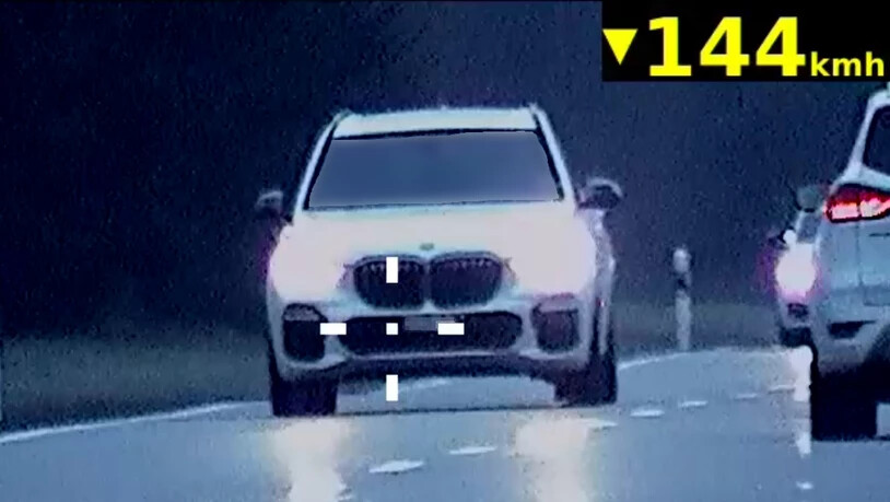 Rona: Raser wird ausserorts mit 144 km/h erfasst und angezeigt.