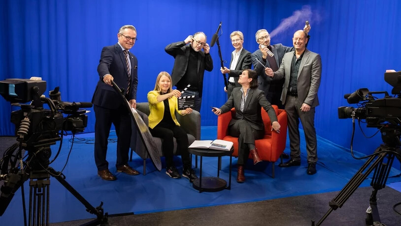 Freude über den neuen Masterstudiengang: Jürg Kessler, Regula Haenggli, Thomas Hodel, Astrid Epiney, Bianca Bärlocher, Manuel Puppis und Thierry Madiès lancieren ein neues Angebot für Multimediaproduzenten.