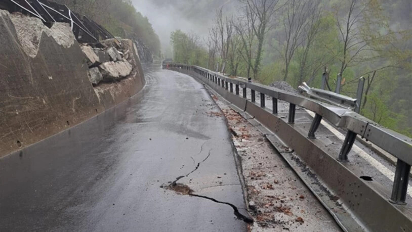 Nach Felssturz: Die Calancastrasse wurde leicht beschädigt und musste gesperrt werden.