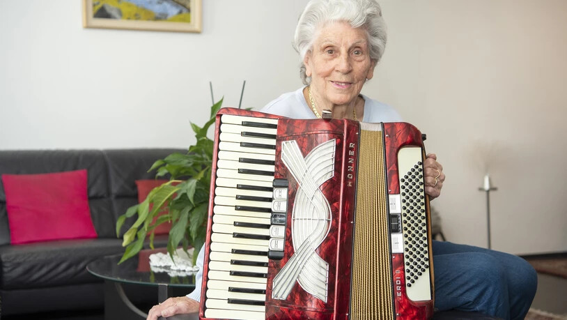 Als Kind hat Frieda Capol ihre Liebe zum Akkordeon entdeckt. Seit 75 Jahren spielt sie im 1. Handharmonika Club Chur. Jetzt ist sie 87 Jahre alt und denkt langsam ans Aufhören. 