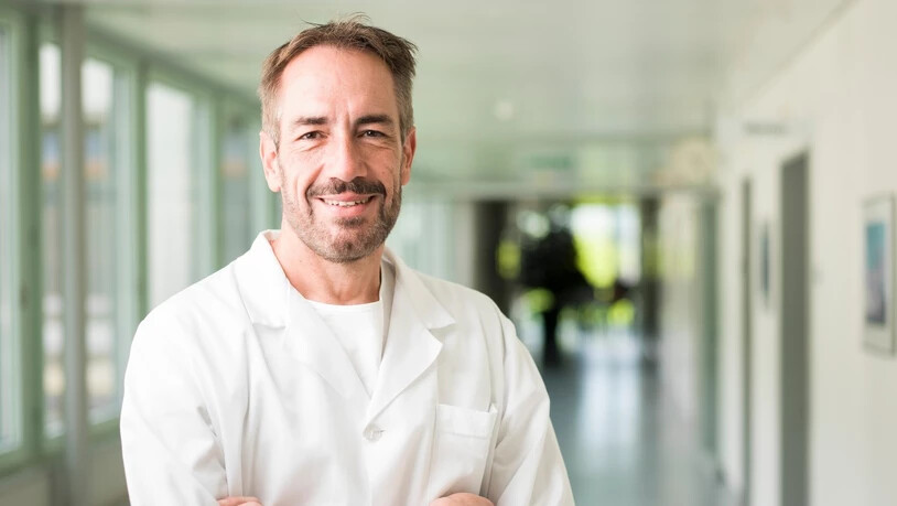 Medizinischer Fortschritt ermöglicht ein hohes Alter: Chefarzt Thomas Brack bemerkt bei seiner Arbeit im Kantonsspital Glarus, dass die heute Hundertjährigen immer fitter sind.