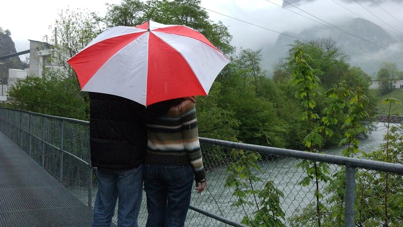 Den Schirm braucht es: «Nass und kühl», lautet das Fazit des Meteorologen Felix Blumer zum April im Glarnerland.